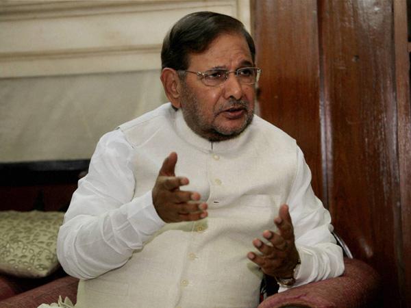 नई दिल्ली। बिहार में राजद और उसके सहयोगी दलों ने आगामी लोकसभा चुनाव के लिए सीट बंटवारे का ऐलान कर दिया है। शरद यादव की पार्टी को अलग से सीट नहीं दी गई है। शरद यादव राजद में शामिल होंगे और चुनाव लड़ेंगे। राजद के निशान पर यादलव मधोपुरा सीट से लड़ सकते हैं। हालांकि उनकी सीट अभी फाइनल नहीं की गई है। शरद यादव लोकतांत्रिक जनता दल के प्रमुख हैं, उनकी पार्टी को गठबंधन में कोई सीट नहीं दी गई है। नई दिल्ली। बिहार में राजद और उसके सहयोगी दलों ने आगामी लोकसभा चुनाव के लिए सीट बंटवारे का ऐलान कर दिया है। शरद यादव की पार्टी को अलग से सीट नहीं दी गई है। शरद यादव राजद में शामिल होंगे और चुनाव लड़ेंगे। राजद के निशान पर यादलव मधोपुरा सीट से लड़ सकते हैं। हालांकि उनकी सीट अभी फाइनल नहीं की गई है। शरद यादव लोकतांत्रिक जनता दल के प्रमुख हैं, उनकी पार्टी को गठबंधन में कोई सीट नहीं दी गई है।
