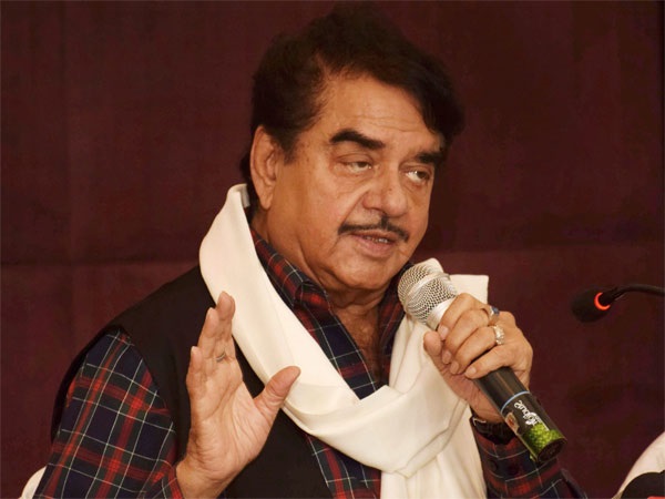 shatrughan singha attacks pm narendra modi, through holi he taunts chaukidar champaign shatrughan singha attacks pm narendra modi, through holi he taunts chaukidar champaign