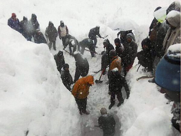 कुल 6 जवान बर्फ में फंसे