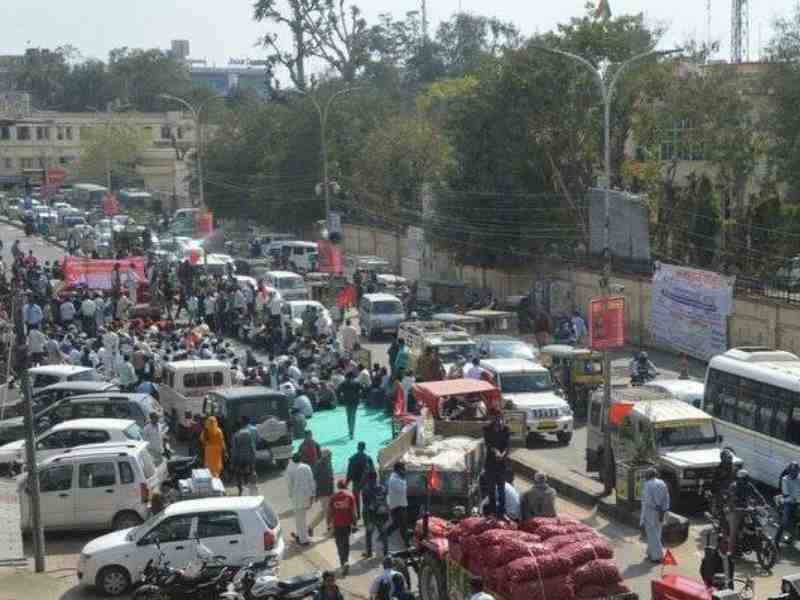 Sikar farmers protest front of collectorate for onion price Sikar farmers protest front of collectorate for onion price