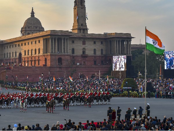 यह आयोजन तीन सेनाओं के एक साथ मिलकर सामूहिक बैंड वादन से आरंभ होता है