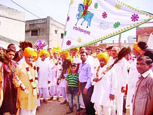 खाटू के शिखर पर लहराता है सूरजगढ़ का निशान