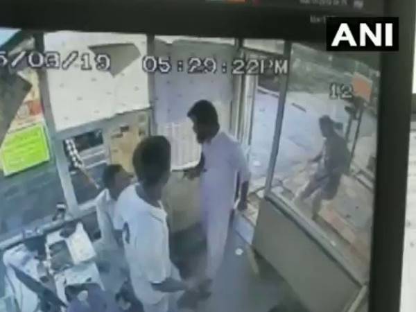 toll plaza employee thrashed with a slipper by an unidentified man in Sangareddy district, Telangana toll plaza employee thrashed with a slipper by an unidentified man in Sangareddy district, Telangana