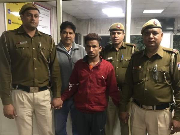 चुराता था लाल रंग के कपड़े