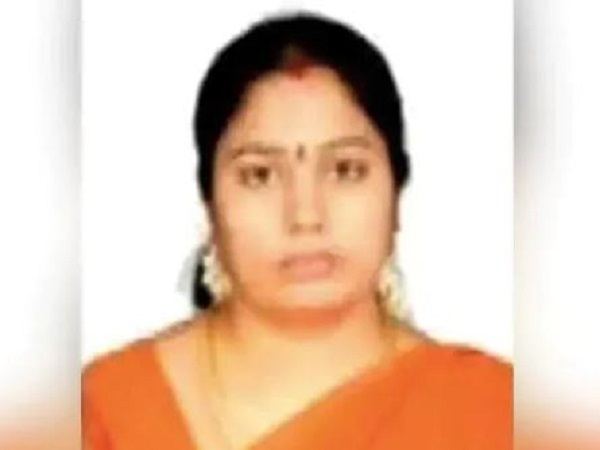 सेक्स के बदले अच्छे नंबर और पैसे का लालच देती थी