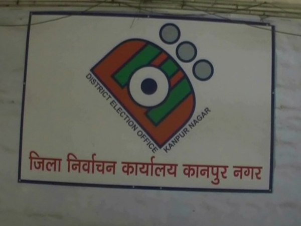 Kanpur news, कानपुर। लोकसभा चुनाव में कानपुर की सीट हमेशा से महत्वपूर्ण रही है। यहां की जनता ने हमेशा सभी पार्टियों को कभी न कभी मौका दिया है। इस बार के चुनाव में युवा और महिलाएं निर्णायक भूमिका निभाएंगे। बता दें कि कानपुर में तीन लोकसभा सीट हैं जिसमें कानपुर, अकबरपुर और मिश्रिख आते हैं। अगर इन तीनों सीट की बात करें तो इन सीटों पर वही प्रत्याशी जीत दर्ज कराएंगे जो युवाओं और महिलाओं का विश्वास जीतने में कामयाब होंगे। कानपुर में कुल वोटर्स की संख्या तकरीबन 34 लाख है। जिनमें से महिला वोटर्स की संख्या 15 लाख 38 हज़ार है। वहीं अगर 18 से 39 वर्ष के युवाओं की बात करें तो उनकी संख्या 15 लाख 89 हज़ार के पास है। ऐसे में दोनों ही मामलों में 45% वोटर ऐसे है जो महिला है या युवा है। आगामी चुनाव में इनकी भूमिका निर्णायक हो सकती है और जो प्रत्याशी इनका विश्वास पाने में कामयाब होगा वो जीत का परचम फहराएगा। लोकसभा चुनाव 2019 का बिगुल बज चुका है और इस बार के चुनाव के पहले से काफी अलग और खास होंगे। इसके लिए चुनाव आयोग की तरफ से कई निर्देश जारी किए गए हैं। दिव्यांगजनों और विशिष्ट वोटरों को मतदान के दिन कोई परेशानी का सामना न करना पड़े इसके लिए उनके नाम के आगे हैशटैग का इस्तेमाल किया गया है। इससे मतदान केन्द्रों पर ड्यूटी पर लगे कर्मियों के पास जो वोटर लिस्ट होगी, उसमें नाम के सामने हैशटैग लगा देख वह वोटर के बारे में जान जाएंगे। Kanpur news, कानपुर। लोकसभा चुनाव में कानपुर की सीट हमेशा से महत्वपूर्ण रही है। यहां की जनता ने हमेशा सभी पार्टियों को कभी न कभी मौका दिया है। इस बार के चुनाव में युवा और महिलाएं निर्णायक भूमिका निभाएंगे। बता दें कि कानपुर में तीन लोकसभा सीट हैं जिसमें कानपुर, अकबरपुर और मिश्रिख आते हैं। अगर इन तीनों सीट की बात करें तो इन सीटों पर वही प्रत्याशी जीत दर्ज कराएंगे जो युवाओं और महिलाओं का विश्वास जीतने में कामयाब होंगे। कानपुर में कुल वोटर्स की संख्या तकरीबन 34 लाख है। जिनमें से महिला वोटर्स की संख्या 15 लाख 38 हज़ार है। वहीं अगर 18 से 39 वर्ष के युवाओं की बात करें तो उनकी संख्या 15 लाख 89 हज़ार के पास है। ऐसे में दोनों ही मामलों में 45% वोटर ऐसे है जो महिला है या युवा है। आगामी चुनाव में इनकी भूमिका निर्णायक हो सकती है और जो प्रत्याशी इनका विश्वास पाने में कामयाब होगा वो जीत का परचम फहराएगा। लोकसभा चुनाव 2019 का बिगुल बज चुका है और इस बार के चुनाव के पहले से काफी अलग और खास होंगे। इसके लिए चुनाव आयोग की तरफ से कई निर्देश जारी किए गए हैं। दिव्यांगजनों और विशिष्ट वोटरों को मतदान के दिन कोई परेशानी का सामना न करना पड़े इसके लिए उनके नाम के आगे हैशटैग का इस्तेमाल किया गया है। इससे मतदान केन्द्रों पर ड्यूटी पर लगे कर्मियों के पास जो वोटर लिस्ट होगी, उसमें नाम के सामने हैशटैग लगा देख वह वोटर के बारे में जान जाएंगे।