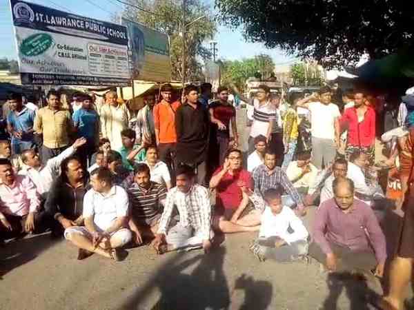 गुस्साए लोगों ने लगाया जाम