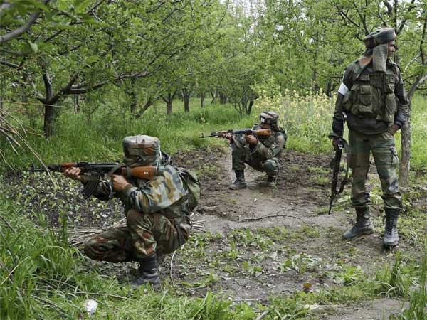 जम्मू कश्मीर: पुलवामा के त्राल में सुरक्षाबलों और आतंकियों के बीच मुठभेड़, 3 आतंकी ढेर जम्मू कश्मीर: पुलवामा के त्राल में सुरक्षाबलों और आतंकियों के बीच मुठभेड़, 3 आतंकी ढेर