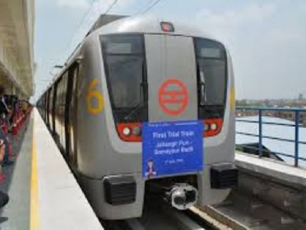 delhi police asi takes extreme step by jumping in front of metro at Jahangirpuri metro station delhi police asi takes extreme step by jumping in front of metro at Jahangirpuri metro station