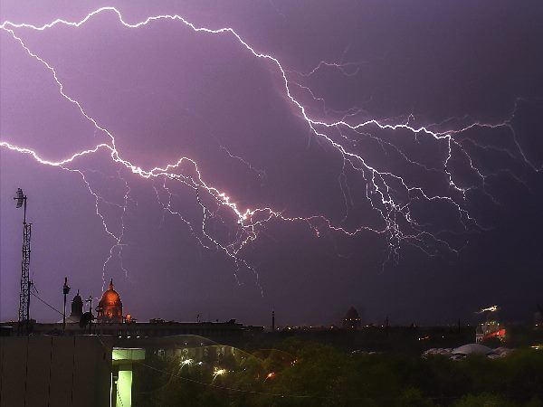 यूपी में अगले 3 दिनों में धूल भरी आंधी और बारिश की आशंका