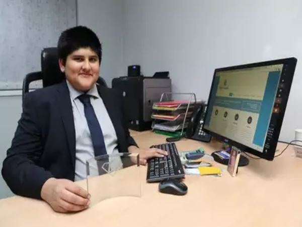 कंसल्टेंसी के लिए 12 से 15 पाउंड प्रति घंटा चार्ज करते हैं रनवीर