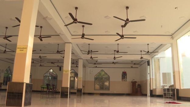 ज़ाहरान हाशिम की स्थापित मस्जिद में पहले सैकड़ों लोग आते थे, पर अब ये ख़ाली है ज़ाहरान हाशिम की स्थापित मस्जिद में पहले सैकड़ों लोग आते थे, पर अब ये ख़ाली है