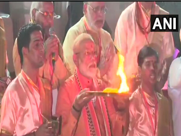 Varanasi: Prime Minister Narendra Modi performs aarti at Dashashwamedh Ghat Varanasi: Prime Minister Narendra Modi performs aarti at Dashashwamedh Ghat