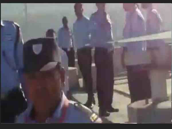 धरने पर हैं कर्मचारी