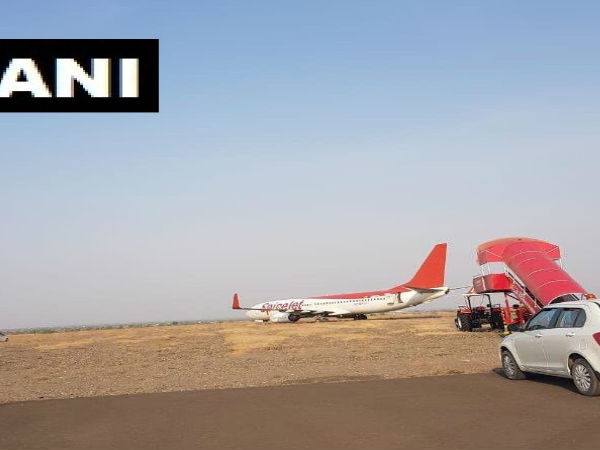 Maharashtra: Close shave for Spicejet passengers at Shirdi airport as Spicejet SG946 from Delhi to Shirdi overshot the runway. Maharashtra: Close shave for Spicejet passengers at Shirdi airport as Spicejet SG946 from Delhi to Shirdi overshot the runway.