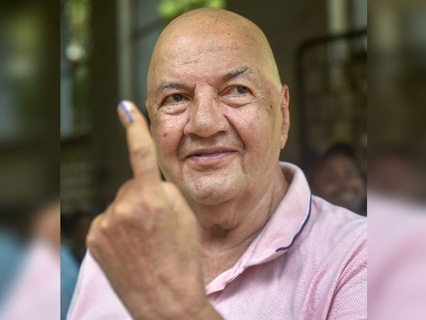 बॉलीवुड के मशहूर खलनायक प्रेम चोपड़ा ने डाला वोट बॉलीवुड के मशहूर खलनायक प्रेम चोपड़ा ने डाला वोट
