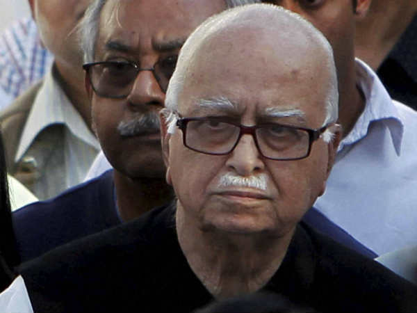 आडवाणी ने पाकिस्तान जाकर चढ़ायी थी जिन्ना के मजार पर चादर