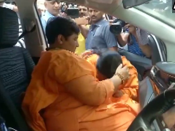 मुलाकात के दौरान उमा भारती ने साध्वी प्रज्ञा को किया प्रणाम
