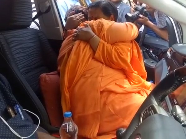 उमा भारती से मुलाकात के दौरान भावुक हुईं साध्वी प्रज्ञा