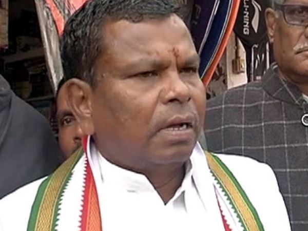 'मतदाताओं को बरगला रहे लाखमा'