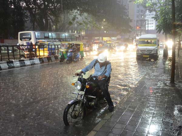 60-70 किलोमीटर प्रतिघंटे की रफ्तार से चलने वाली हवाओं की आशंका