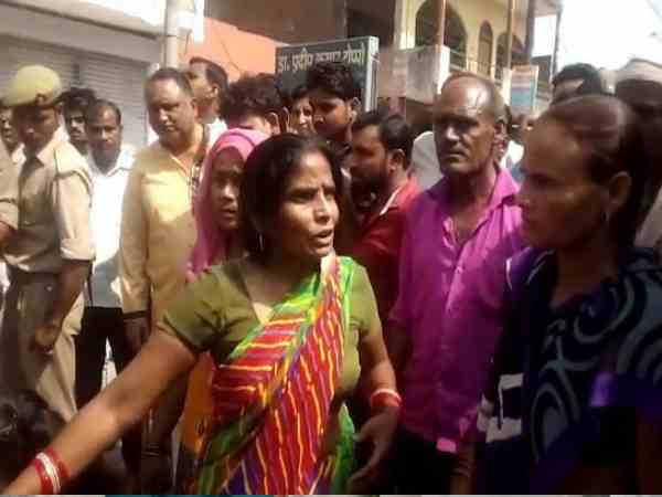 कमरे की चौखट पर थी लाश
