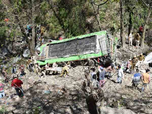 one died and 36 injured after private bus fallen one died and 36 injured after private bus fallen