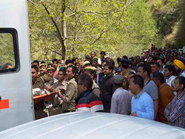 one died and 36 injured after private bus fallen one died and 36 injured after private bus fallen
