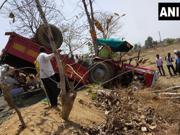 several people dead, many injured as a tractor overturned in Gadchiroli several people dead, many injured as a tractor overturned in Gadchiroli