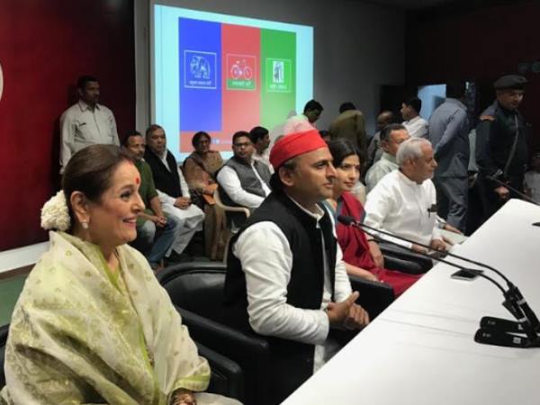 आजम के बयान पर क्या बोलीं डिम्पल यादव
