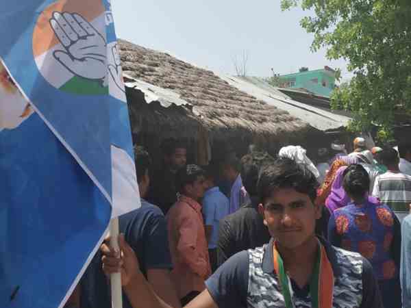 राहुल के रोड शो में नीले झंडों ने खींचा ध्यान