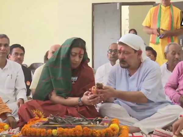 Smriti Irani and her husband Zubin Irani perform pooja ahead of her filing nomination Smriti Irani and her husband Zubin Irani perform pooja ahead of her filing nomination