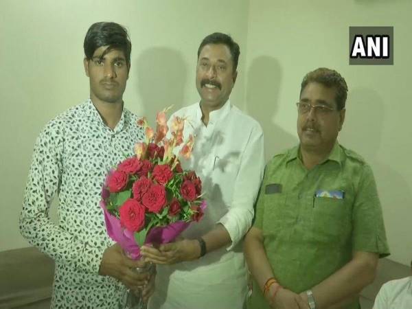 BJP felicitates Amit Mali, who said Modi ji did surgical strike and killed terrorists during Digvijaya Singh rally BJP felicitates Amit Mali, who said Modi ji did surgical strike and killed terrorists during Digvijaya Singh rally