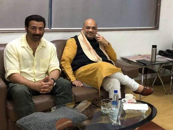 BJP President Amit Shah meeting with actor Sunny Deol at Pune Airport, yesterday BJP President Amit Shah meeting with actor Sunny Deol at Pune Airport, yesterday
