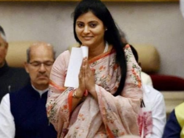 अनुप्रिया का पलड़ा भारी