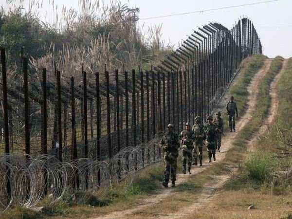 एलओसी पर लगातार हमले की फिराक में पाकिस्तान सेना की बैट एलओसी पर लगातार हमले की फिराक में पाकिस्तान सेना की बैट