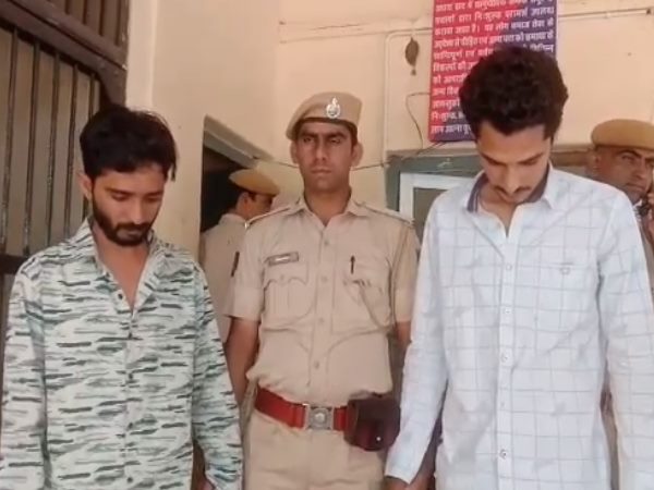 दो युवतियां व युवकों के साथ आपत्तिजनक हालत में मिलीं
