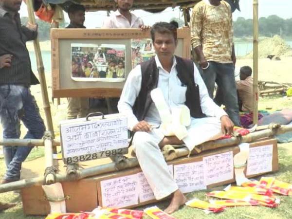 गोरखपुर के शमशान घाट पर बनाया कैम्प कार्यालय