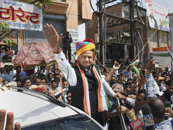 सेना के पीछे छिप रहे हैं मोदी