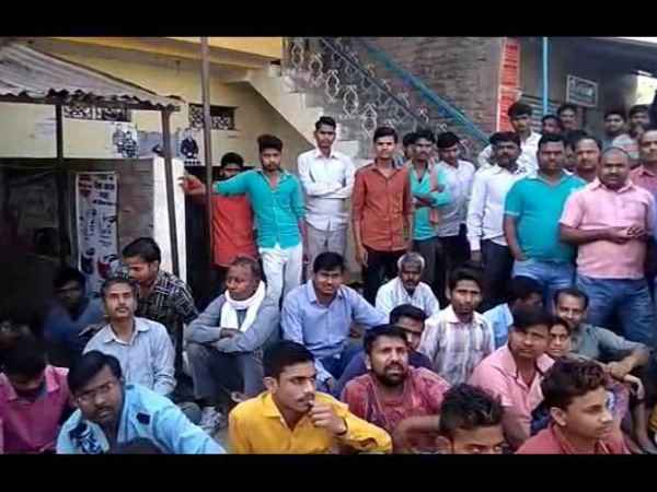 Businessmen protest against bjp leader Businessmen protest against bjp leader