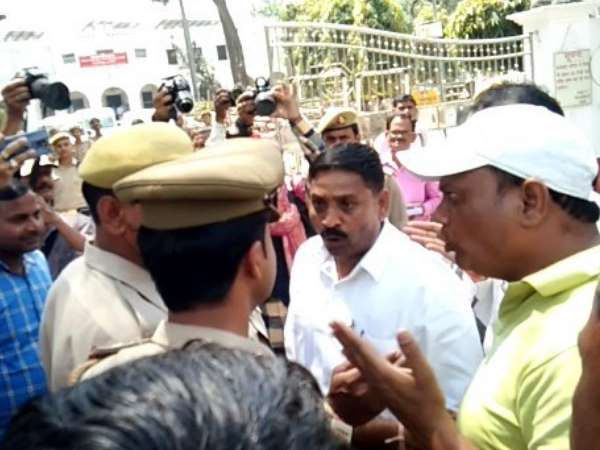 bjp mp dharmendra kashyap fight with policeman at collectorate bareilly bjp mp dharmendra kashyap fight with policeman at collectorate bareilly