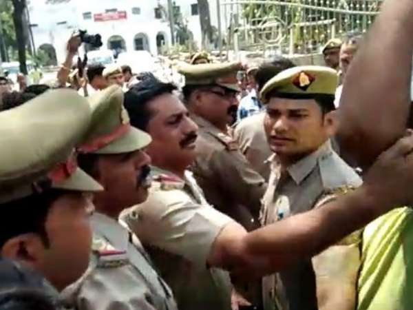 bjp mp dharmendra kashyap fight with policeman at collectorate bareilly bjp mp dharmendra kashyap fight with policeman at collectorate bareilly