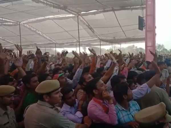 मंच संभालते ही शुरू हुआ विरोध
