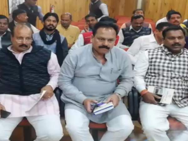 एहतियात के तौर पर किया 'डमी' उम्मीदवार का नामांकन'