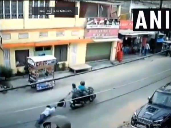 VIDEO: कैश से भरा बैग नहीं छोड़ा युवक, घसीटते रहे लुटेरे VIDEO: कैश से भरा बैग नहीं छोड़ा युवक, घसीटते रहे लुटेरे