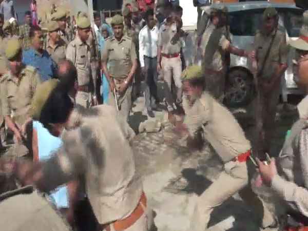 बूथ बदलने का कर रहे थे विरोध