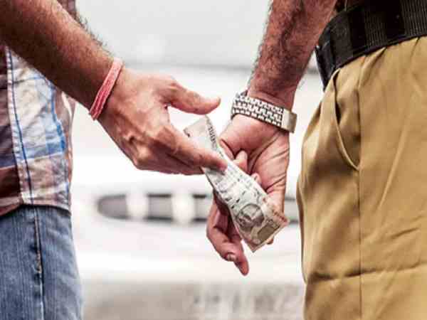महिला को रिक्शे में बैठाकर ले गए