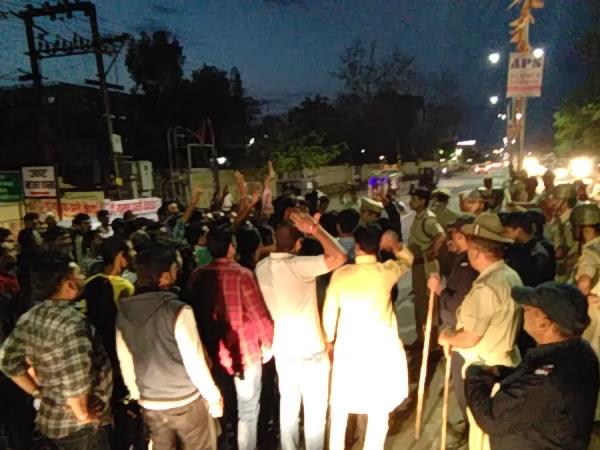 लोगों ने छीनी विधायक के हाथ पेट्रोल की बोतल