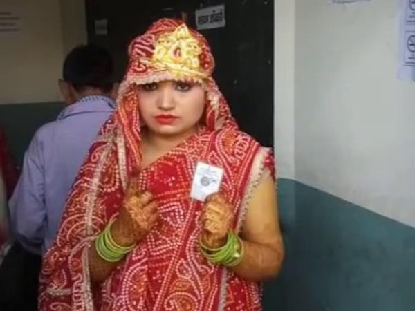 विदाई से पहले दुल्हन ने डाला वोट