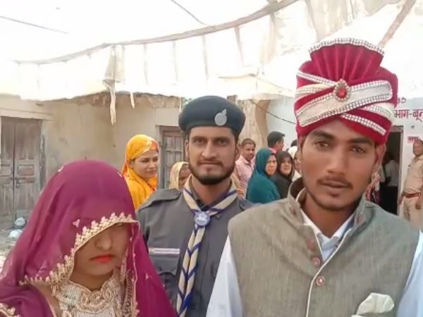 Lok sabha elections 2019: Newly wed Couple Reached For Vote Cast in Bundi Lok sabha elections 2019: Newly wed Couple Reached For Vote Cast in Bundi